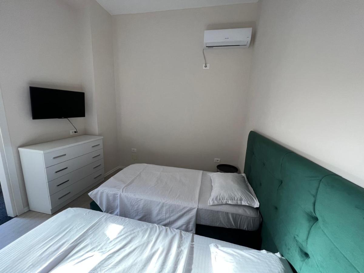J Apartment in Center Tirana Buitenkant foto